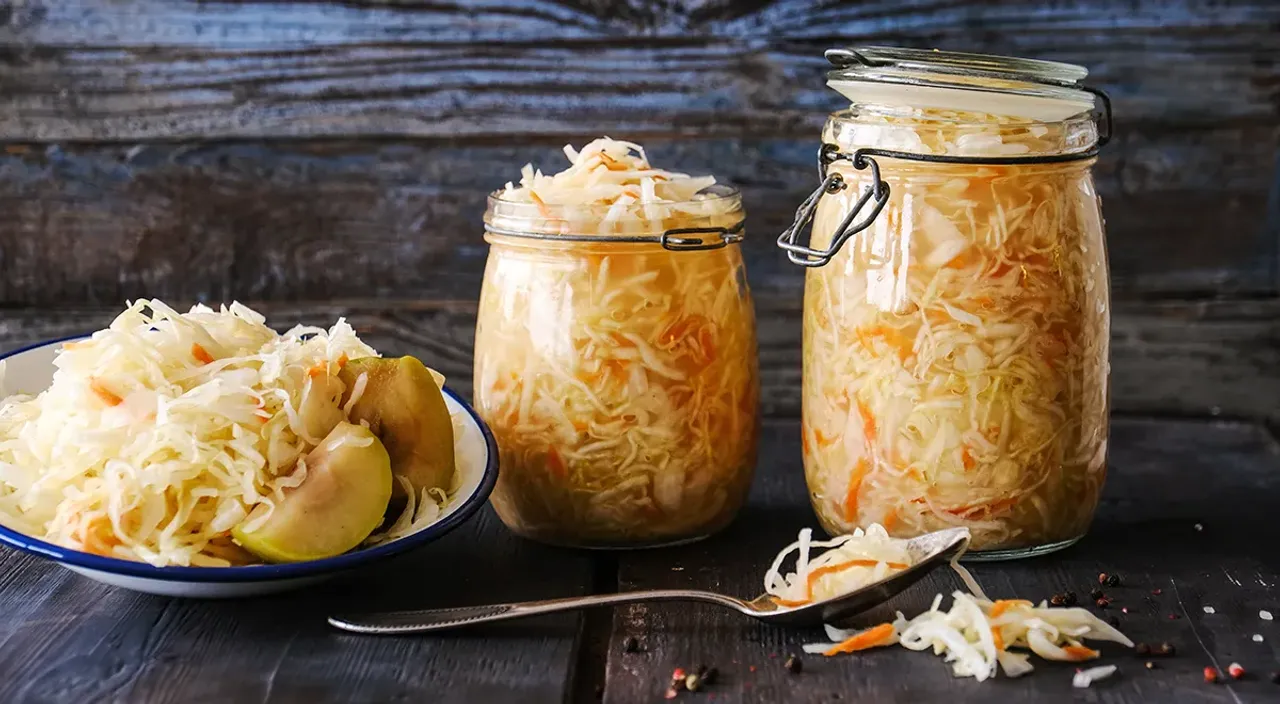 Receta culinaria: Col crujiente con manzana y semillas